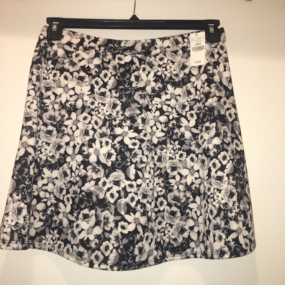 ♦️NWT♦️Black & White Flower Skater Skirt